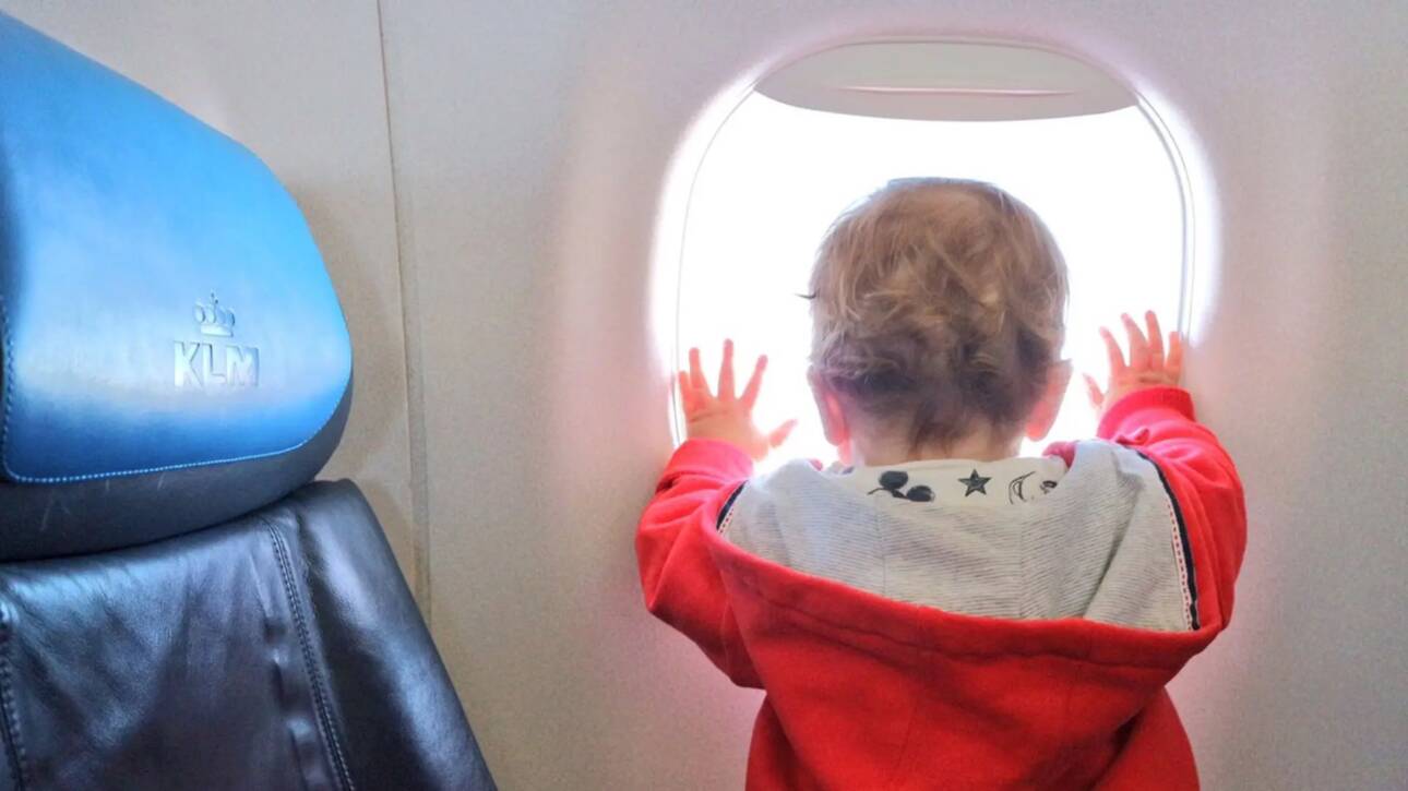 immagine di bambino all'interno di un aeroplano